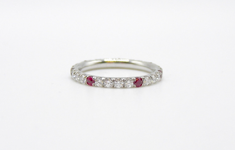 Micropavé Ruby Eternity Band